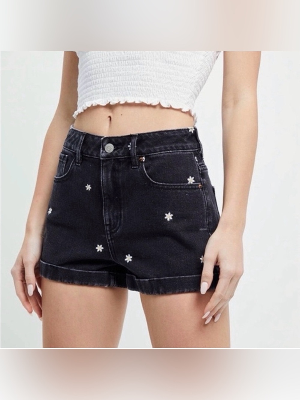 PacSun Black Denim Mom Shorts with Embroidered Daisies

Size 25